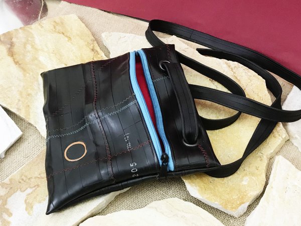 Crossbody mit Gurtband aus Upcycling-Fahrradschlauch